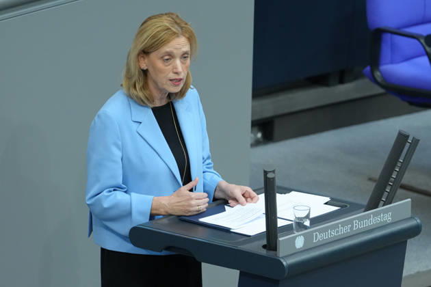 Deutscher Bundestag, 100. Plenarsitzung Karin Prien, Bundesministerin fuer Bildung, Familie, Senioren, Frauen und Jugend im Portrait bei ihrer Rede zum Startchancen- und Qualitaetsentwicklungsgesetz bei der 100. Sitzung des Deutschen Bundestag in Berlin, 09.10.2026 Berlin Berlin Deutschland