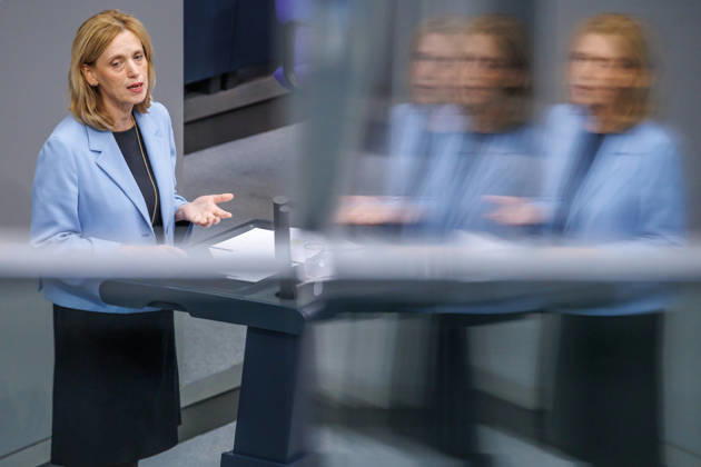 Bundestag Karin Prien (CDU), Bundesfamilienministerin, im Deutschen Bundestag am 09.10.26 in Berlin. Berlin Berlin Deutschland Bundestag