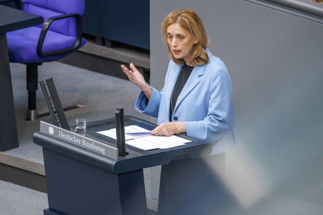 Bundestag Karin Prien (CDU), Bundesfamilienministerin, im Deutschen Bundestag am 09.10.26 in Berlin. Berlin Berlin Deutschland Bundestag