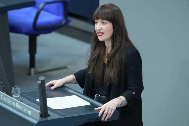 Deutscher Bundestag, 100. Plenarsitzung Heidi Reichinnek (Die Linke) im Portrait bei ihrer Rede zum Startchancen- und Qualitaetsentwicklungsgesetz bei der 100. Sitzung des Deutschen Bundestag in Berlin, 09.10.2026 Berlin Berlin Deutschland