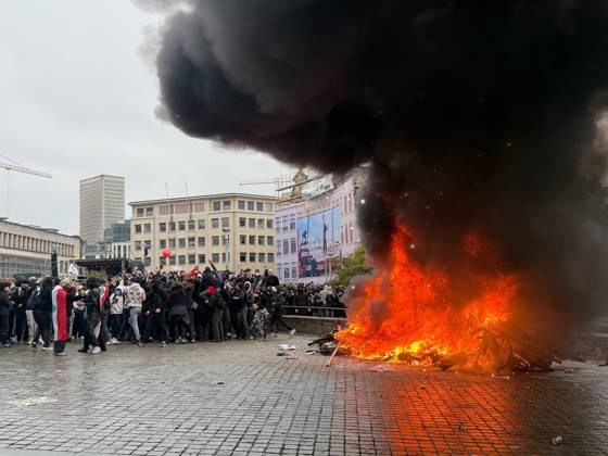 Protestors build a fire at a national manifestation against the Federal Government s budgetary measures, under the Keep your hands out of our pockets! (Blijf uit onze zakken! - Pas dans nos poches) moniker, organised by the trade unions on Friday 9 October 2026 in Brussels.  DIRKxWAEM 189235387
