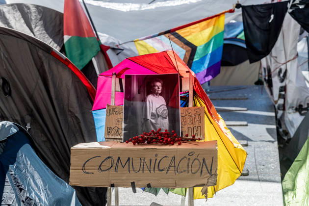 News Bilder des Tages A minute of silence for Maricarmen at the housing protest camp in Sol Altar in honor of Maricarmen during a minute of silence for Maricarmen at the housing protest camp in Puerta del Sol on October 9, 2026, in Madrid, Spain. The Madrid Tenants’ Union has called for a minute of silence in honor of Maricarmen Abascal, the 87-year-old woman who was evicted from her home and who passed away last Wednesday, October 7, 2026, in Spain.  Copyright: xRicardoxRubiox 7830699