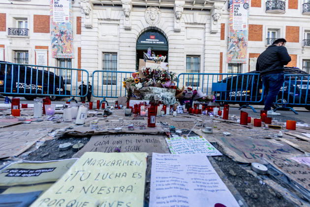 A minute of silence for Maricarmen at the housing protest camp in Sol Altar in honor of Maricarmen during a minute of silence for Maricarmen at the housing protest camp in Puerta del Sol on October 9, 2026, in Madrid, Spain. The Madrid Tenants’ Union has called for a minute of silence in honor of Maricarmen Abascal, the 87-year-old woman who was evicted from her home and who passed away last Wednesday, October 7, 2026, in Spain.  Copyright: xRicardoxRubiox 7830701