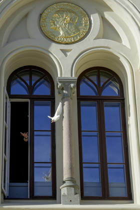 Nobels Fredspris 2026 Oslo 20261009. Klokken 12.00 flyr fredsduen fra vinduet pa Nobels Fredssenter i forbindelse med kunngjoringen av den nye fredsprisvinneren. Foto: Terje Bendiksby NTB Oslo Norge skfEUnfkIhw EDITORIAL USE ONLY Ref:_BNCskfEUnfkIhw.jpg Copyright: xTerjexBendiksbyx xNTBx