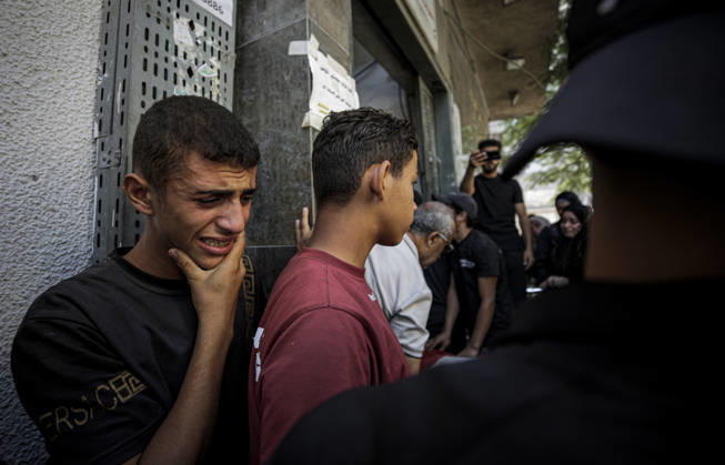 Israeli army continues its attacks on Gaza despite the ceasefire GAZA CITY, GAZA, PALESTINE - OCTOBER 9: Relatives mourn as the bodies of those killed in an Israeli airstrike targeting the Es-Sabra neighborhood in southern Gaza City are brought to Al-Shifa Hospital in Gaza City, Gaza Palestine on October 9, 2026. Multiple dead and wounded, including women and children, were reported. Saeed M. M. T. Jaras Anadolu Gaza City Gaza. Editorial use only. Please get in touch for any other usage. Copyright: x2026xAnadoluxSaeedxM.xM.xT.xJarasx