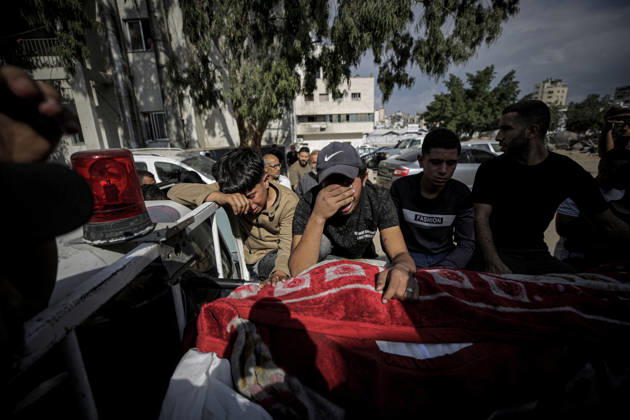 Israeli army continues its attacks on Gaza despite the ceasefire GAZA CITY, GAZA, PALESTINE - OCTOBER 9: Relatives mourn as the bodies of those killed in an Israeli airstrike targeting the Es-Sabra neighborhood in southern Gaza City are brought to Al-Shifa Hospital in Gaza City, Gaza Palestine on October 9, 2026. Multiple dead and wounded, including women and children, were reported. Saeed M. M. T. Jaras Anadolu Gaza City Gaza. Editorial use only. Please get in touch for any other usage. Copyright: x2026xAnadoluxSaeedxM.xM.xT.xJarasx