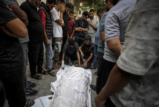 Israeli army continues its attacks on Gaza despite the ceasefire GAZA CITY, GAZA, PALESTINE - OCTOBER 9: Relatives mourn as the bodies of those killed in an Israeli airstrike targeting the Es-Sabra neighborhood in southern Gaza City are brought to Al-Shifa Hospital in Gaza City, Gaza Palestine on October 9, 2026. Multiple dead and wounded, including women and children, were reported. Saeed M. M. T. Jaras Anadolu Gaza City Gaza. Editorial use only. Please get in touch for any other usage. Copyright: x2026xAnadoluxSaeedxM.xM.xT.xJarasx