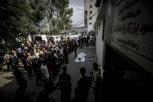 Israeli army continues its attacks on Gaza despite the ceasefire GAZA CITY, GAZA, PALESTINE - OCTOBER 9: Relatives mourn as the bodies of those killed in an Israeli airstrike targeting the Es-Sabra neighborhood in southern Gaza City are brought to Al-Shifa Hospital in Gaza City, Gaza Palestine on October 9, 2026. Multiple dead and wounded, including women and children, were reported. Saeed M. M. T. Jaras Anadolu Gaza City Gaza. Editorial use only. Please get in touch for any other usage. Copyright: x2026xAnadoluxSaeedxM.xM.xT.xJarasx