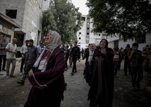Israeli army continues its attacks on Gaza despite the ceasefire GAZA CITY, GAZA, PALESTINE - OCTOBER 9: Relatives mourn as the bodies of those killed in an Israeli airstrike targeting the Es-Sabra neighborhood in southern Gaza City are brought to Al-Shifa Hospital in Gaza City, Gaza Palestine on October 9, 2026. Multiple dead and wounded, including women and children, were reported. Saeed M. M. T. Jaras Anadolu Gaza City Gaza. Editorial use only. Please get in touch for any other usage. Copyright: x2026xAnadoluxSaeedxM.xM.xT.xJarasx