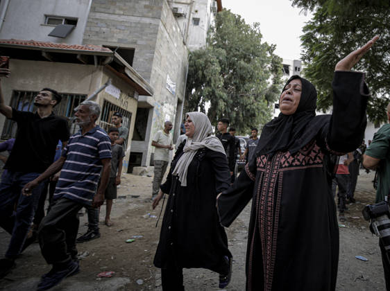 Israeli army continues its attacks on Gaza despite the ceasefire GAZA CITY, GAZA, PALESTINE - OCTOBER 9: Relatives mourn as the bodies of those killed in an Israeli airstrike targeting the Es-Sabra neighborhood in southern Gaza City are brought to Al-Shifa Hospital in Gaza City, Gaza Palestine on October 9, 2026. Multiple dead and wounded, including women and children, were reported. Saeed M. M. T. Jaras Anadolu Gaza City Gaza. Editorial use only. Please get in touch for any other usage. Copyright: x2026xAnadoluxSaeedxM.xM.xT.xJarasx