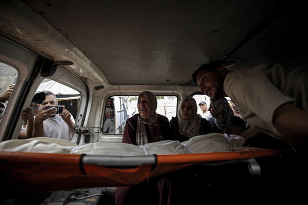 Israeli army continues its attacks on Gaza despite the ceasefire GAZA CITY, GAZA, PALESTINE - OCTOBER 9: Relatives mourn as the bodies of those killed in an Israeli airstrike targeting the Es-Sabra neighborhood in southern Gaza City are brought to Al-Shifa Hospital in Gaza City, Gaza Palestine on October 9, 2026. Multiple dead and wounded, including women and children, were reported. Saeed M. M. T. Jaras Anadolu Gaza City Gaza. Editorial use only. Please get in touch for any other usage. Copyright: x2026xAnadoluxSaeedxM.xM.xT.xJarasx
