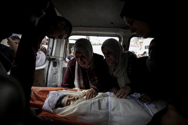 Israeli army continues its attacks on Gaza despite the ceasefire GAZA CITY, GAZA, PALESTINE - OCTOBER 9: (EDITORS NOTE: Image depicts death) Relatives mourn as the bodies of those killed in an Israeli airstrike targeting the Es-Sabra neighborhood in southern Gaza City are brought to Al-Shifa Hospital in Gaza City, Gaza Palestine on October 9, 2026. Multiple dead and wounded, including women and children, were reported. Saeed M. M. T. Jaras Anadolu Gaza City Gaza. Editorial use only. Please get in touch for any other usage. Copyright: x2026xAnadoluxSaeedxM.xM.xT.xJarasx