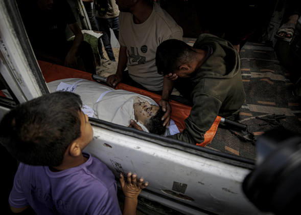 Israeli army continues its attacks on Gaza despite the ceasefire GAZA CITY, GAZA, PALESTINE - OCTOBER 9: (EDITORS NOTE: Image depicts death) Relatives mourn as the bodies of those killed in an Israeli airstrike targeting the Es-Sabra neighborhood in southern Gaza City are brought to Al-Shifa Hospital in Gaza City, Gaza Palestine on October 9, 2026. Multiple dead and wounded, including women and children, were reported. Saeed M. M. T. Jaras Anadolu Gaza City Gaza. Editorial use only. Please get in touch for any other usage. Copyright: x2026xAnadoluxSaeedxM.xM.xT.xJarasx