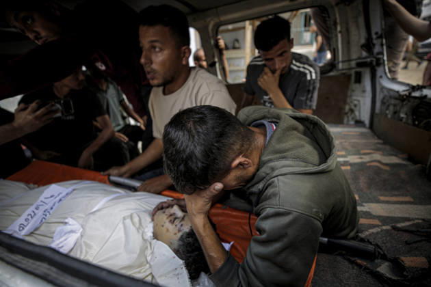 Israeli army continues its attacks on Gaza despite the ceasefire GAZA CITY, GAZA, PALESTINE - OCTOBER 9: (EDITORS NOTE: Image depicts death) Relatives mourn as the bodies of those killed in an Israeli airstrike targeting the Es-Sabra neighborhood in southern Gaza City are brought to Al-Shifa Hospital in Gaza City, Gaza Palestine on October 9, 2026. Multiple dead and wounded, including women and children, were reported. Saeed M. M. T. Jaras Anadolu Gaza City Gaza. Editorial use only. Please get in touch for any other usage. Copyright: x2026xAnadoluxSaeedxM.xM.xT.xJarasx