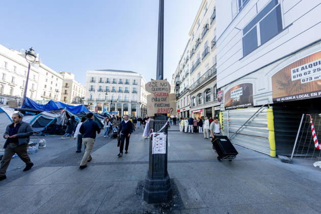 A minute of silence for Maricarmen at the housing protest camp in Sol. A minute of silence for Maricarmen at the housing protest camp in Puerta del Sol on October 9, 2026, in Madrid, Spain. The Madrid Tenants’ Union has called for a minute of silence in honor of Maricarmen Abascal, the 87-year-old woman who was evicted from her home and who passed away last Wednesday, October 7, 2026, in Spain. Copyright: xRicardoxRubiox 7830710