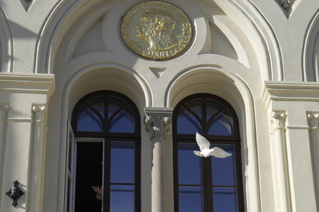 Nobels Fredspris 2026 Oslo 20261009. Klokken 12.00 flyr fredsduen fra vinduet pa Nobels Fredssenter i forbindelse med kunngjoringen av den nye fredsprisvinneren. Foto: Terje Bendiksby NTB Oslo Norge Pemz0yR2ML8 EDITORIAL USE ONLY Ref:_BNCPemz0yR2ML8.jpg Copyright: xTerjexBendiksbyx xNTBx