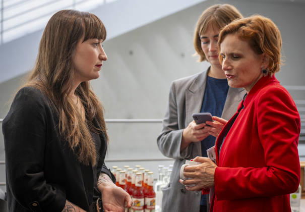 Heidi Reichinnek - Sozialratschlag EUR, Deutschland, Berlin, 09.10.2026: (l-r) Heidi Reichinnek im Gespräch mit Katja Kipping. Sozialratschlag - Die Fraktion Die Linke im Bundestag veranstaltet eine Konferenz für soziale Sicherheit und gesamtgesellschaftliche Solidarität, mit Teilnehmern als Politik und Gesellschaft.
