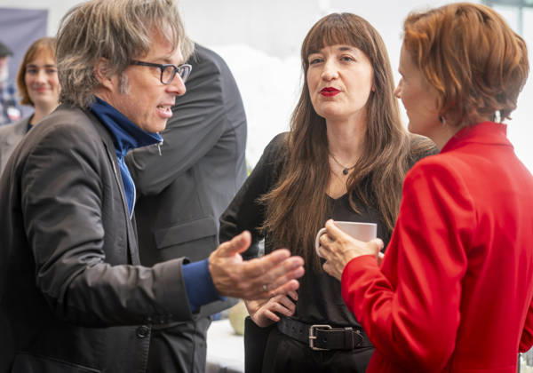 Sozialratschlag EUR, Deutschland, Berlin, 09.10.2026: (m-r) Heidi Reichinnek und Katja Kipping im Gespräch mit einem Teilnehmer der Konferenz. Sozialratschlag - Die Fraktion Die Linke im Bundestag veranstaltet eine Konferenz für soziale Sicherheit und gesamtgesellschaftliche Solidarität, mit Teilnehmern als Politik und Gesellschaft.