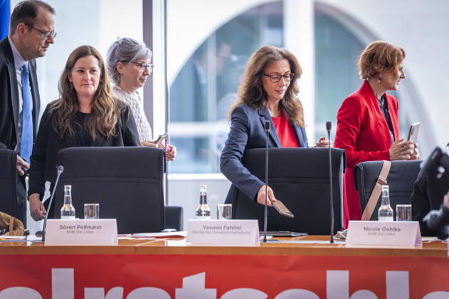 Sozialratschlag EUR, Deutschland, Berlin, 09.10.2026: (l-r) Janine Wissler , Sören Pellmann, Yasmin Fahimi (DGB) und Janine Wissler. Auftakt zum Sozialratschlag - Die Fraktion Die Linke im Bundestag veranstaltet eine Konferenz für soziale Sicherheit und gesamtgesellschaftliche Solidarität, mit Teilnehmern als Politik und Gesellschaft.