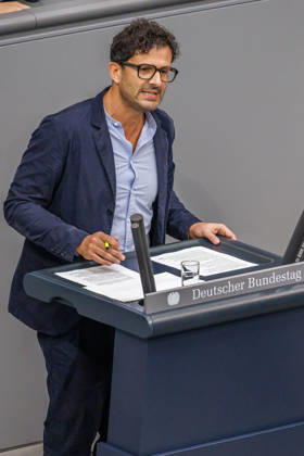 Bundestag Luigi Pantisano (Die Linke) im Deutschen Bundestag am 09.10.26 in Berlin. Berlin Berlin Deutschland Bundestag