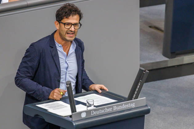 Bundestag Luigi Pantisano (Die Linke) im Deutschen Bundestag am 09.10.26 in Berlin. Berlin Berlin Deutschland Bundestag