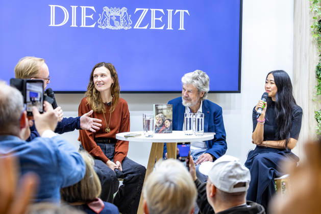 Reinhold Messner auf der Frankfurter Buchmesse 2026 09.10.2026 Bergsteigerlegende Reinhold Messner und seine Ehefrau Diane Messner stellen auf der Frankfurter Buchmesse 2026 ihr gemeinsames Buch Lebenszeit Vom Wert der Vergänglichkeit vor. Im Gespräch am Stand der Wochenzeitung DIE ZEIT sprechen sie über das Älterwerden, die Vergänglichkeit des Lebens, persönliche Erfahrungen sowie den Wert gemeinsam verbrachter Lebenszeit. Das Buch ist im S. Fischer Verlag erschienen. Frankfurt am Main Messe Hessen Deutschland