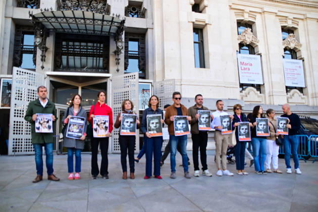 October 9, 2026, Madrid, Madrid, SPAIN: Members and representatives of the Madrid branch of the Spanish Socialist WorkersÃ¢â‚¬â ¢ Party (PSOE) observe a minute of silence outside Madrid City Hall in memory of Maricarmen, who died after being evicted from her home. Her death has become a symbol of the housing crisis and the struggle against real estate speculation. Madrid SPAIN  - ZUMAz108 20261009_znp_z108_009 Copyright: xRichardxZubelzux