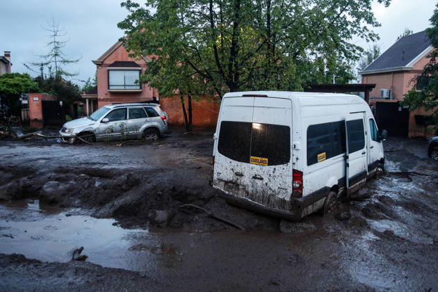 Santiago, October 9, 2026: Consequences of a mudslide that affected the area from San Carlos de Apoquindo to Los Dominicos in the Las Condes district, causing widespread damage and sweeping away vehicles and people. Diego Martin Aton, Chile, Aton 1198069 jpeg Copyright: DIEGOxMARTIN ATONxCHILE