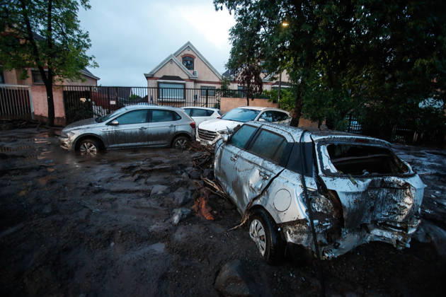 Santiago, October 9, 2026: Consequences of a mudslide that affected the area from San Carlos de Apoquindo to Los Dominicos in the Las Condes district, causing widespread damage and sweeping away vehicles and people. Diego Martin Aton, Chile, Aton 1198070 jpeg Copyright: DIEGOxMARTIN ATONxCHILE