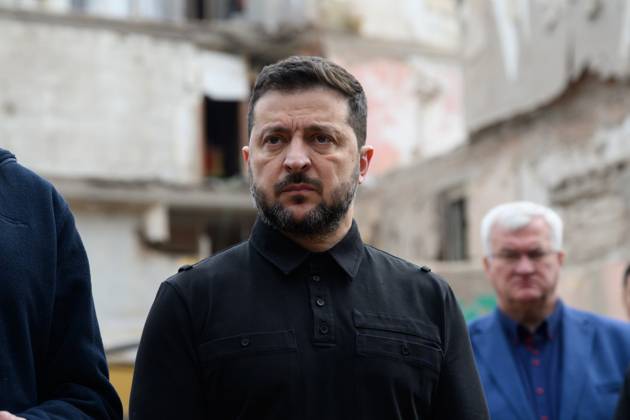 Zelensky Honors Victims of Russian Strike in Pryluky Ukrainian President Volodymyr Zelensky pays tribute to victims of a Russian strike on the city of Pryluky and speaks with people affected by the attack, on October 8, 2026, as the Russia-Ukraine war continues. Photo by PRESIDENT OF UKRAINE apaimages Ukraine Ukraine Ukraine 091026_Ukraine_UPO_00(19).jpeg Copyright: xapaimagesxPRESIDENTxOFxUKRAINEx xapaimagesx