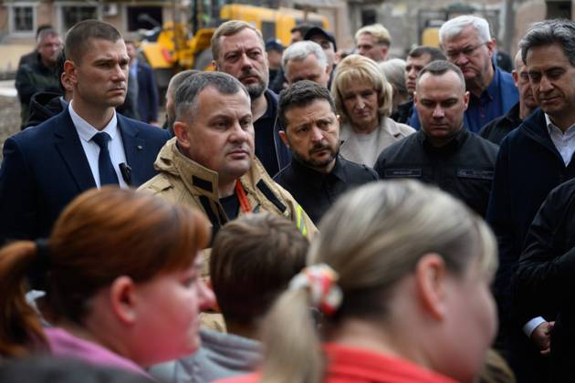 Zelensky Honors Victims of Russian Strike in Pryluky Ukrainian President Volodymyr Zelensky pays tribute to victims of a Russian strike on the city of Pryluky and speaks with people affected by the attack, on October 8, 2026, as the Russia-Ukraine war continues. Photo by PRESIDENT OF UKRAINE apaimages Ukraine Ukraine Ukraine 091026_Ukraine_UPO_00(27).jpeg Copyright: xapaimagesxPRESIDENTxOFxUKRAINEx xapaimagesx