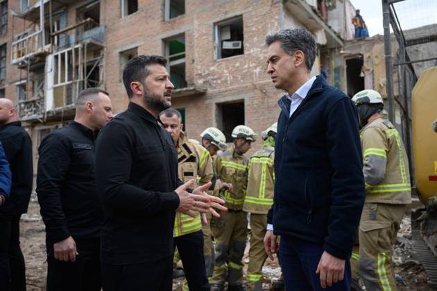 Zelensky Honors Victims of Russian Strike in Pryluky Ukrainian President Volodymyr Zelensky pays tribute to victims of a Russian strike on the city of Pryluky and speaks with people affected by the attack, on October 8, 2026, as the Russia-Ukraine war continues. Photo by PRESIDENT OF UKRAINE apaimages Ukraine Ukraine Ukraine 091026_Ukraine_UPO_00(8).jpeg Copyright: xapaimagesxPRESIDENTxOFxUKRAINEx xapaimagesx