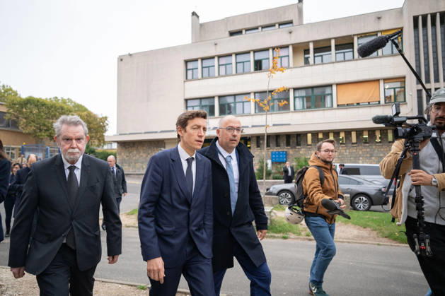 Edouard Geffray Visit an High School Lycee - Cachan French Education Minister Edouard Geffray and Lycee Polyvalent s Headteacher Antoine Milovanovic during a visit to the high school Lycee Polyvalent de Cachan, in Cachan, on the outskirts of Paris, France on October 9, 2026, on the sidelines of a nationwide protest movement of students over learning conditions. Photo by Alexis Jumeau ABACAPRESS.COM Cachan France Copyright: xJumeauxAlexis ABACAx