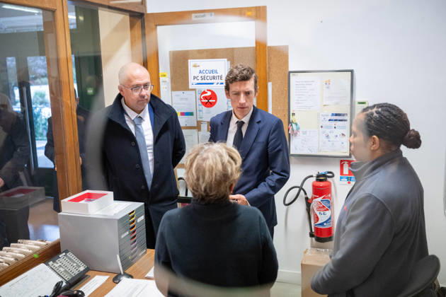 Edouard Geffray Visit an High School Lycee - Cachan French Education Minister Edouard Geffray and Lycee Polyvalent s Headteacher Antoine Milovanovic during a visit to the high school Lycee Polyvalent de Cachan, in Cachan, on the outskirts of Paris, France on October 9, 2026, on the sidelines of a nationwide protest movement of students over learning conditions. Photo by Alexis Jumeau ABACAPRESS.COM Cachan France  Copyright: xJumeauxAlexis ABACAx