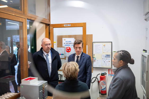 Edouard Geffray Visit an High School Lycee - Cachan French Education Minister Edouard Geffray and Lycee Polyvalent s Headteacher Antoine Milovanovic during a visit to the high school Lycee Polyvalent de Cachan, in Cachan, on the outskirts of Paris, France on October 9, 2026, on the sidelines of a nationwide protest movement of students over learning conditions. Photo by Alexis Jumeau ABACAPRESS.COM Cachan France  Copyright: xJumeauxAlexis ABACAx