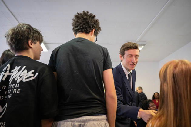 Edouard Geffray Visit an High School Lycee - Cachan French Education Minister Edouard Geffray speaks to students during a visit to the high school Lycee Polyvalent de Cachan, in Cachan, on the outskirts of Paris, France on October 9, 2026, on the sidelines of a nationwide protest movement of students over learning conditions. Photo by Alexis Jumeau ABACAPRESS.COM Cachan France  Copyright: xJumeauxAlexis ABACAx