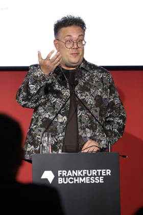 Frankfurt Impressionen 09.10.2026 Auf der 78. Frankfurter Buchmesse 2026 wird der Julius Campe-Preis (99 Flaschen Wein) an Thomas Sachsenmeier verliehen Frankfurt (Main) Hessen Deutschland