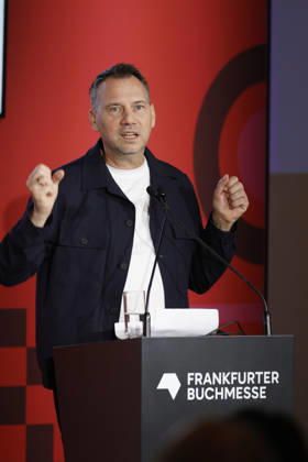 Frankfurt Impressionen 09.10.2026 Auf der 78. Frankfurter Buchmesse 2026 wird der Julius Campe-Preis (99 Flaschen Wein) an Thomas Sachsenmeier (braunes Hemd) verliehen rechts daneben Autor und Laudator Sebastian Fitzek Frankfurt (Main) Hessen Deutschland