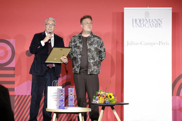 Frankfurt Impressionen 09.10.2026 Auf der 78. Frankfurter Buchmesse 2026 wird der Julius Campe-Preis (99 Flaschen Wein) an Thomas Sachsenmeier (braunes Hemd) verliehen links Tim Jung (verlegerischer Geschäftsführer Hoffmann und Campe) Frankfurt (Main) Hessen Deutschland