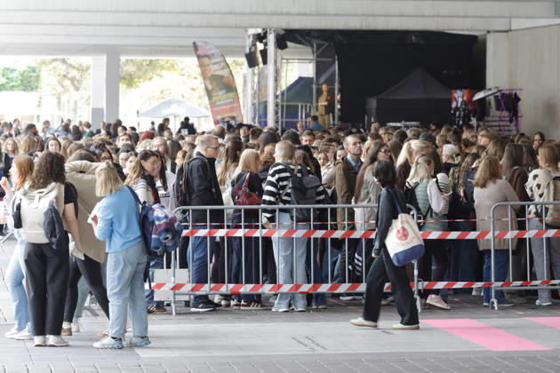 Frankfurt Impressionen 09.10.2026 Die 78. Frankfurter Buchmesse öffnet heute die Tore für alle Besucher - grosser Andrang vor Halle 4 im Wartebereich Frankfurt (Main) Hessen Deutschland
