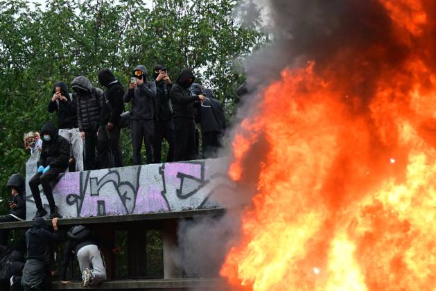 Protesters pictured next to a fire during a national manifestation against the Federal Government s budgetary measures, under the Keep your hands out of our pockets! (Blijf uit onze zakken! - Pas dans nos poches) moniker, organised by the trade unions on Friday 9 October 2026 in Brussels. 4  DIRKxWAEM 189245774