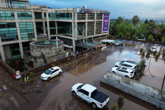 Santiago, October 9, 2026: Consequences of a mudslide that affected the area from San Carlos de Apoquindo to Los Dominicos in the Las Condes district, causing widespread damage and sweeping away vehicles and people. Diego Martin Aton, Chile, Aton 1198072 jpeg Copyright: DIEGOxMARTIN ATONxCHILE