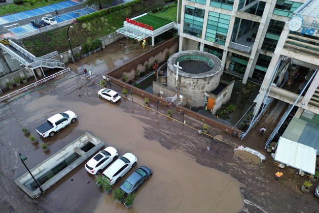 Santiago, October 9, 2026 Consequences of a mudslide that affected the area from San Carlos de Apoquindo to Los Dominicos in the Las Condes district, causing widespread damage and sweeping away vehicles and people. Diego Martin Aton, Chile, Aton 1198073 jpeg Copyright: DIEGOxMARTIN ATONxCHILE