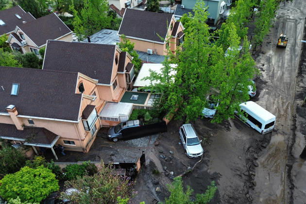 Santiago, October 9, 2026 Consequences of a mudslide that affected the area from San Carlos de Apoquindo to Los Dominicos in the Las Condes district, causing widespread damage and sweeping away vehicles and people. Diego Martin Aton, Chile, Aton 1198077 jpeg Copyright: DIEGOxMARTIN ATONxCHILE