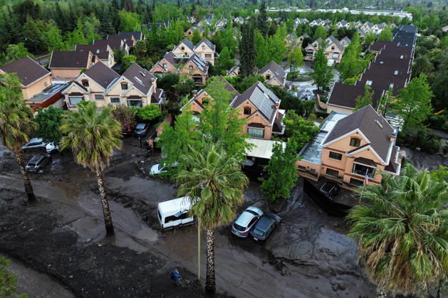 Santiago, October 9, 2026: Consequences of a mudslide that affected the area from San Carlos de Apoquindo to Los Dominicos in the Las Condes district, causing widespread damage and sweeping away vehicles and people. Diego Martin Aton, Chile, Aton 1198079 jpeg  Copyright: DIEGOxMARTIN ATONxCHILE