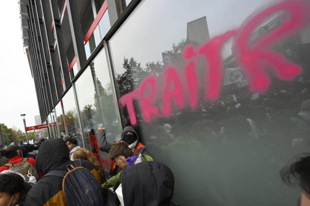 FGTB national demonstration « Pas dans nos poches ! » BRUSSELS, BELGIUM - OCTOBER 09 : FGTB national demonstration « Pas dans nos poches ! »against federal government budget measures on October 9, 2026 in Brussels, Belgium, 09 10 2026 Brussels Belgium  Copyright: xPhilipxReynaersx