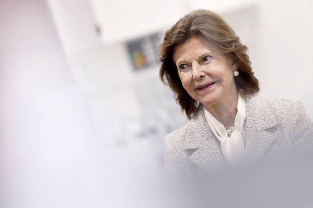 Königin Silvia von Schweden bei ihrem Besuch am Düsseldorfer Luisen-Gymnasium. Die Königin besuchte das Luisen-Gymnasium in Düsseldorf in ihrer Schulzeit - heute befindet sich es in einem Neubau an anderer Stelle. Düsseldorf, 09.10.2026 NRW Deutschland Copyright: xChristophxHardtx