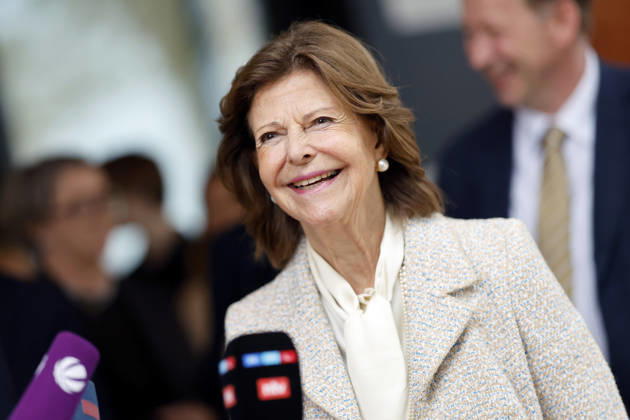 Königin Silvia von Schweden bei ihrem Besuch am Düsseldorfer Luisen-Gymnasium. Die Königin besuchte das Luisen-Gymnasium in Düsseldorf in ihrer Schulzeit - heute befindet sich es in einem Neubau an anderer Stelle. Düsseldorf, 09.10.2026 NRW Deutschland Copyright: xChristophxHardtx