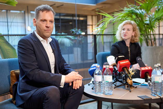 - Wien 09.10.2026 - Nach den gestrigen Entscheidungen um die interimistische Parteiführung der Bundes-SPÖ gab es heute im Hotel Gilbert eine Pressekonferenz der neuen geschäftführenden Dopplspitze der SPÖ die bis Anfang 2027 die Geschäfte leiten wird bis ein neuer SPÖ Bundesparteivorstand gewählt wird. PHOTO: Die Übergangsvorsitzenden der SPÖ, Klubobmann Philip Kucher (L), Frauenchefin Eva-Maria Holzleitner beim Pressegspräch. Vienna (AUSTRIA) - Following yesterday’s decisions regarding the interim leadership of the federal SPÖ, a press conference was held today at the Hotel Gilbert by the SPÖ’s new co-leadership team, which will manage the party’s affairs until early 2027, when a new federal executive committee of the SPÖ is elected.
