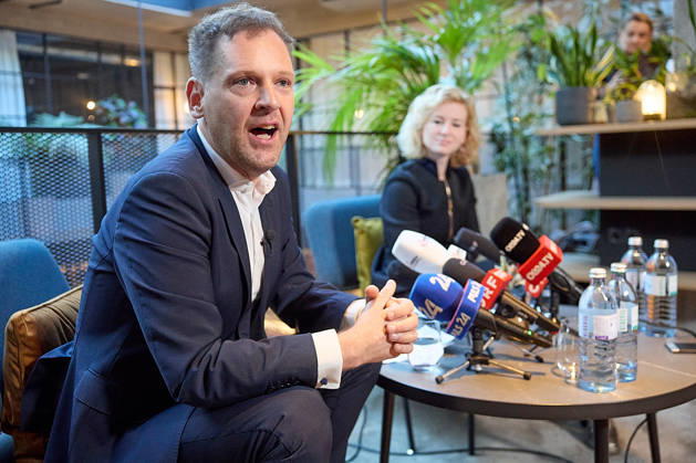 - Wien 09.10.2026 - Nach den gestrigen Entscheidungen um die interimistische Parteiführung der Bundes-SPÖ gab es heute im Hotel Gilbert eine Pressekonferenz der neuen geschäftführenden Dopplspitze der SPÖ die bis Anfang 2027 die Geschäfte leiten wird bis ein neuer SPÖ Bundesparteivorstand gewählt wird. PHOTO: Die Übergangsvorsitzenden der SPÖ, Klubobmann Philip Kucher (L), Frauenchefin Eva-Maria Holzleitner beim Pressegspräch. Vienna (AUSTRIA) - Following yesterday’s decisions regarding the interim leadership of the federal SPÖ, a press conference was held today at the Hotel Gilbert by the SPÖ’s new co-leadership team, which will manage the party’s affairs until early 2027, when a new federal executive committee of the SPÖ is elected.